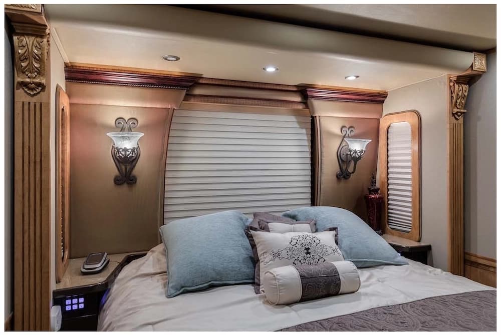 2006 Prevost Royale XLII Motorcoach - Image 25