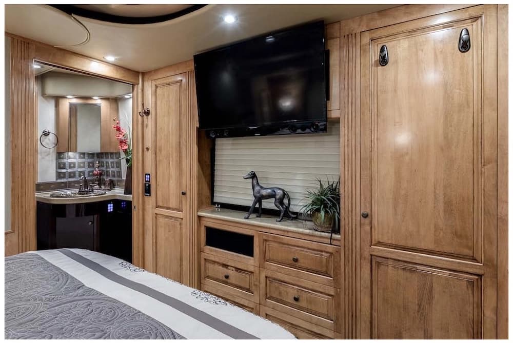 2006 Prevost Royale XLII Motorcoach - Image 26