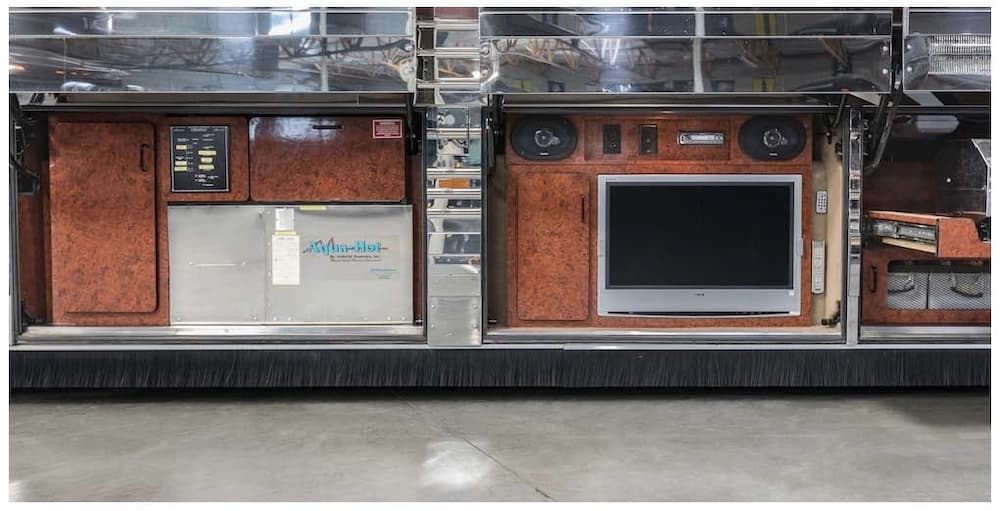 2006 Prevost Royale XLII Motorcoach - Image 28