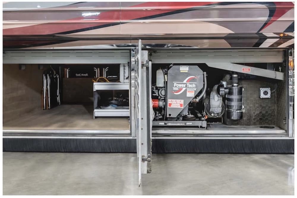 2006 Prevost Royale XLII Motorcoach - Image 29
