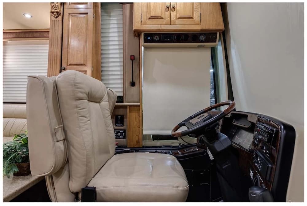 2006 Prevost Royale XLII Motorcoach - Image 7