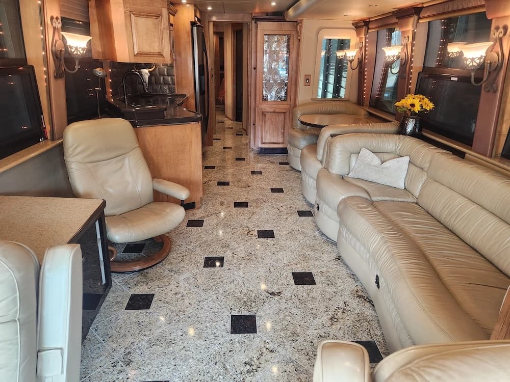 2006 Prevost Royale XLII Motorcoach - Image 9