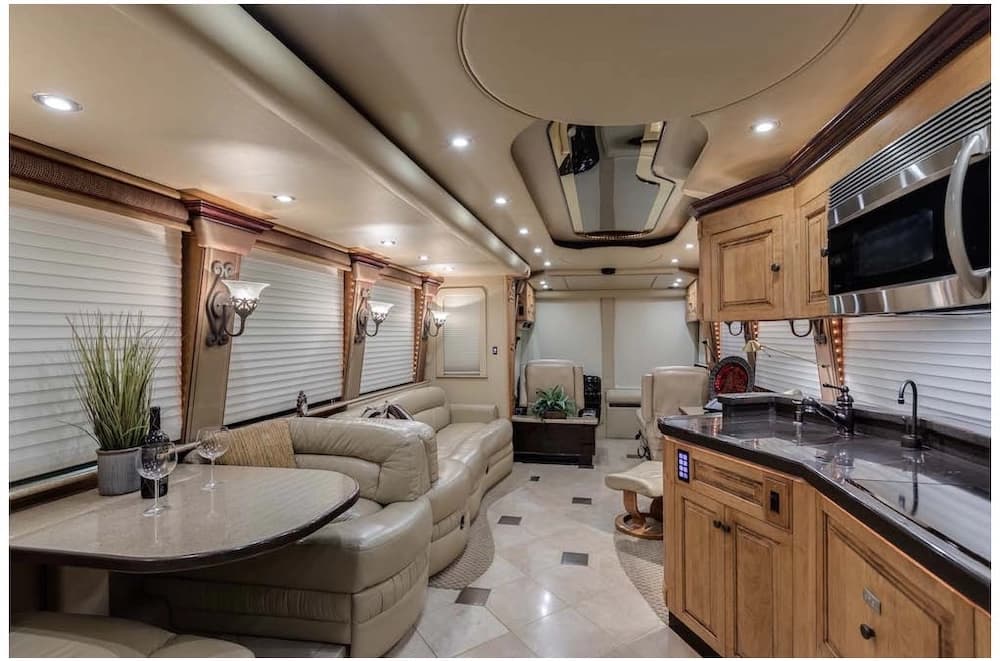 2006 Prevost Royale XLII Motorcoach - Image 10