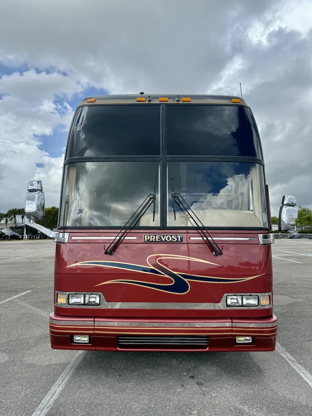 2002 Prevost Featherlite H3-45 Motorcoach - Image 2