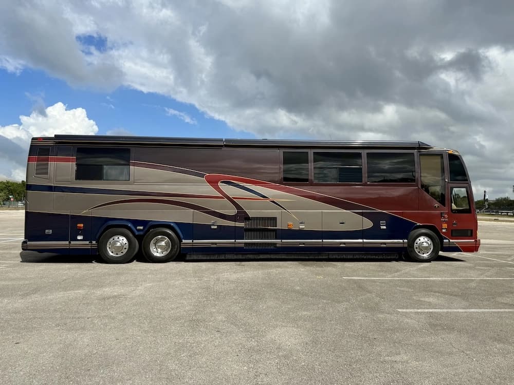 2002 Prevost Featherlite H3-45 Motorcoach - Image 11