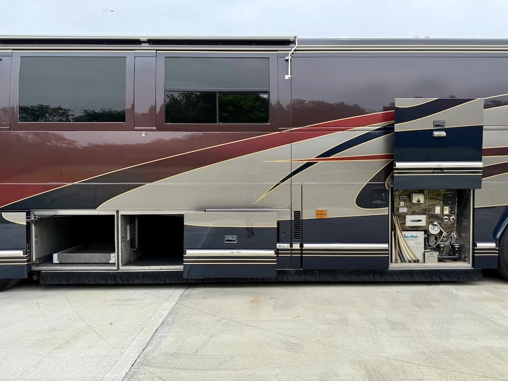 2002 Prevost Featherlite H3-45 Motorcoach - Image 12