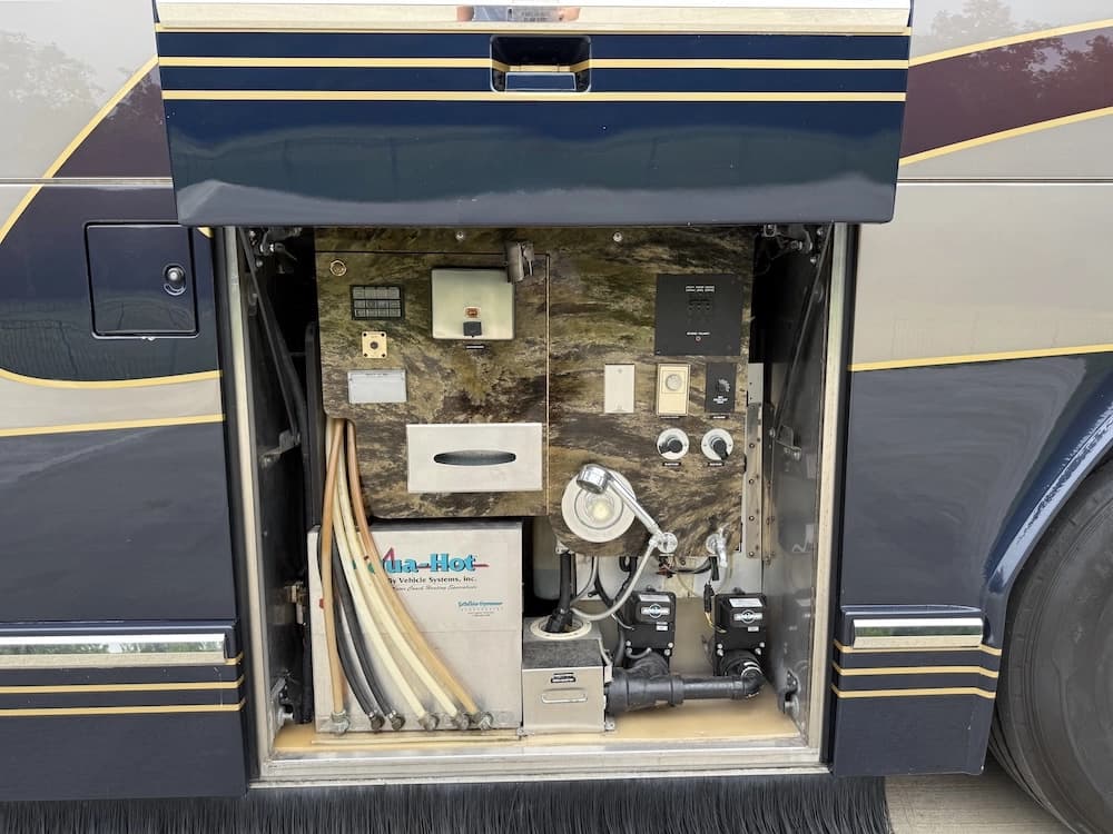 2002 Prevost Featherlite H3-45 Motorcoach - Image 13