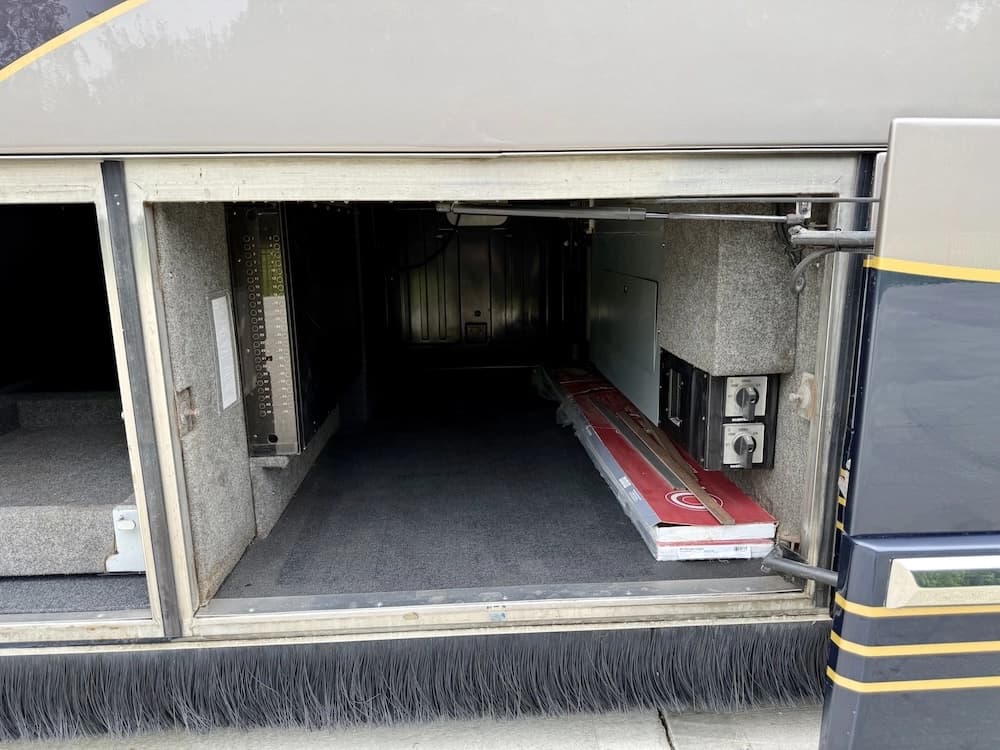 2002 Prevost Featherlite H3-45 Motorcoach - Image 14