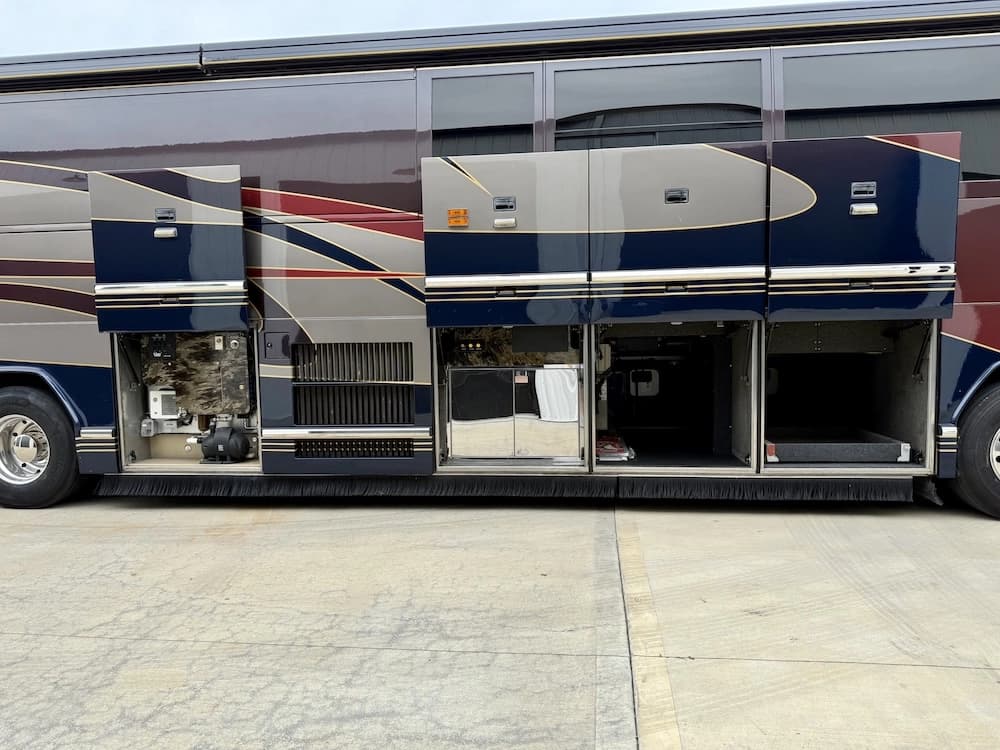 2002 Prevost Featherlite H3-45 Motorcoach - Image 16