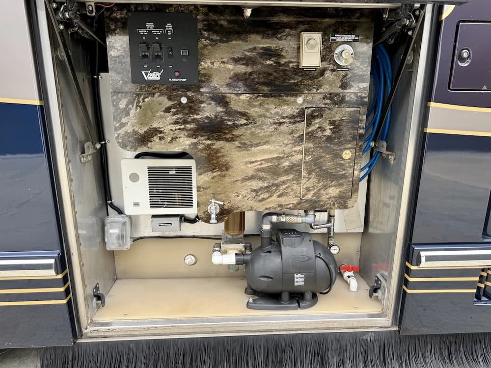 2002 Prevost Featherlite H3-45 Motorcoach - Image 17