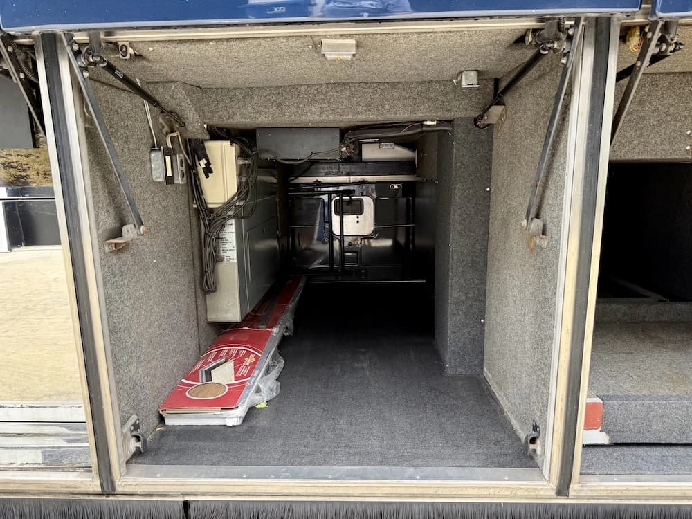 2002 Prevost Featherlite H3-45 Motorcoach - Image 19