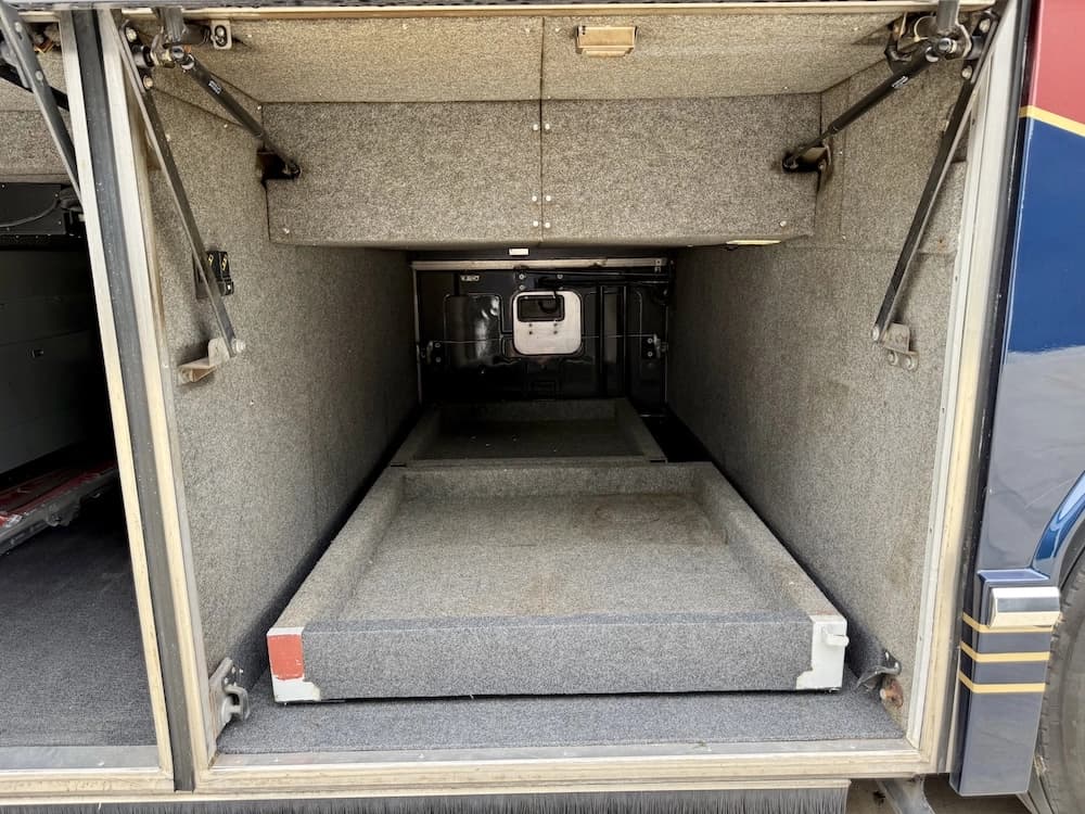 2002 Prevost Featherlite H3-45 Motorcoach - Image 20