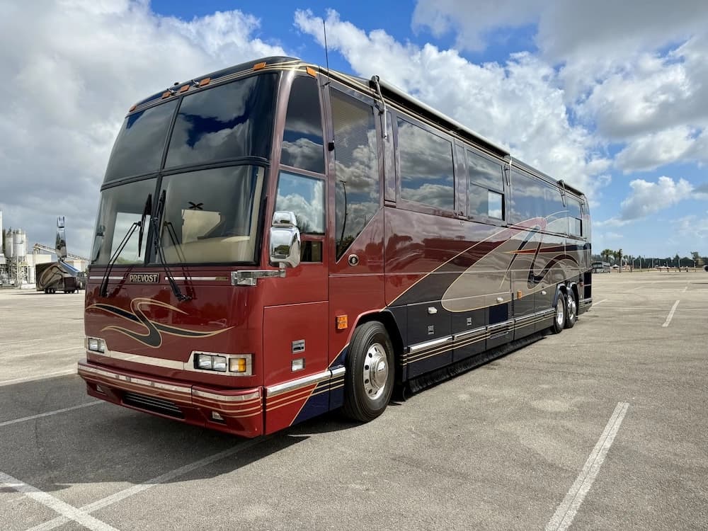 2002 Prevost Featherlite H3-45 Motorcoach - Image 3