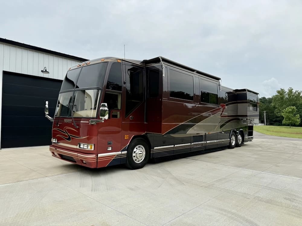 2002 Prevost Featherlite H3-45 Motorcoach - Image 22