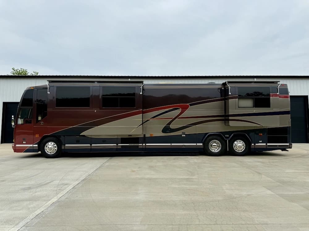 2002 Prevost Featherlite H3-45 Motorcoach - Image 23