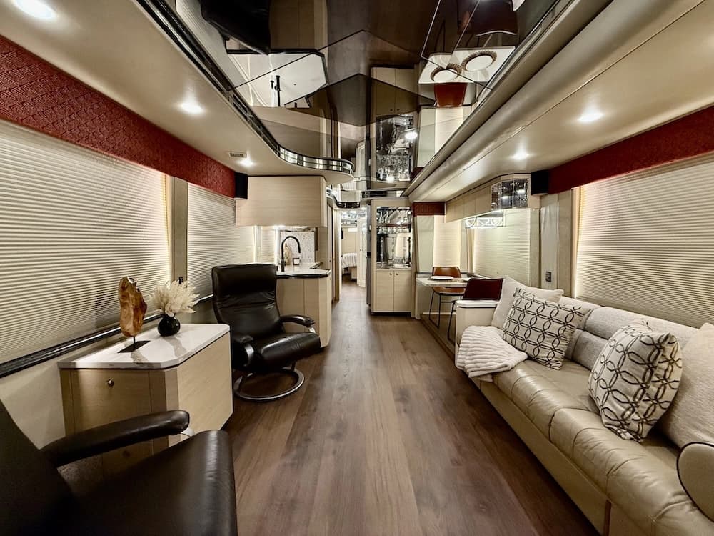 2002 Prevost Featherlite H3-45 Motorcoach - Image 26