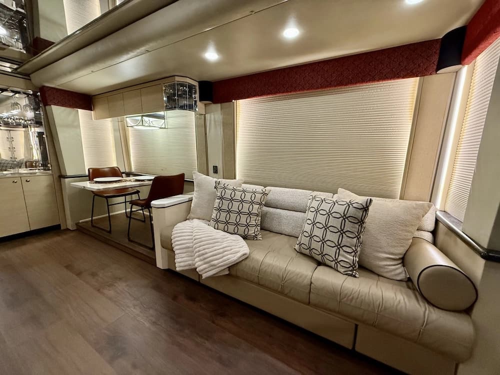 2002 Prevost Featherlite H3-45 Motorcoach - Image 27