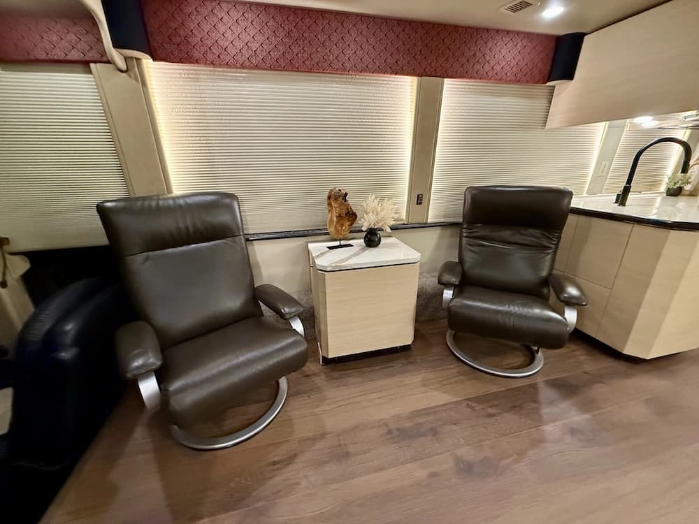 2002 Prevost Featherlite H3-45 Motorcoach - Image 28