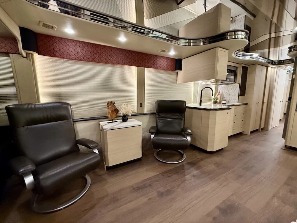 2002 Prevost Featherlite H3-45 Motorcoach - Image 29
