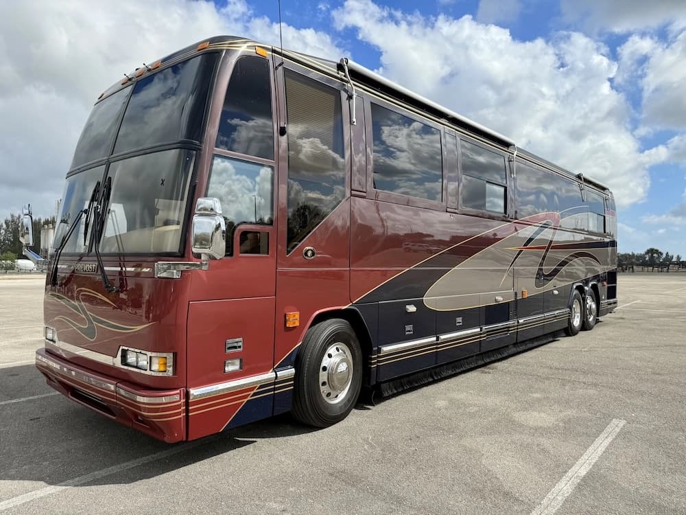 2002 Prevost Featherlite H3-45 Motorcoach - Image 4