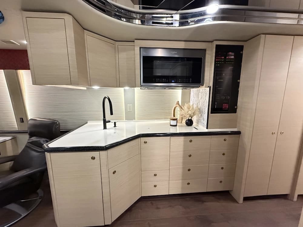 2002 Prevost Featherlite H3-45 Motorcoach - Image 31
