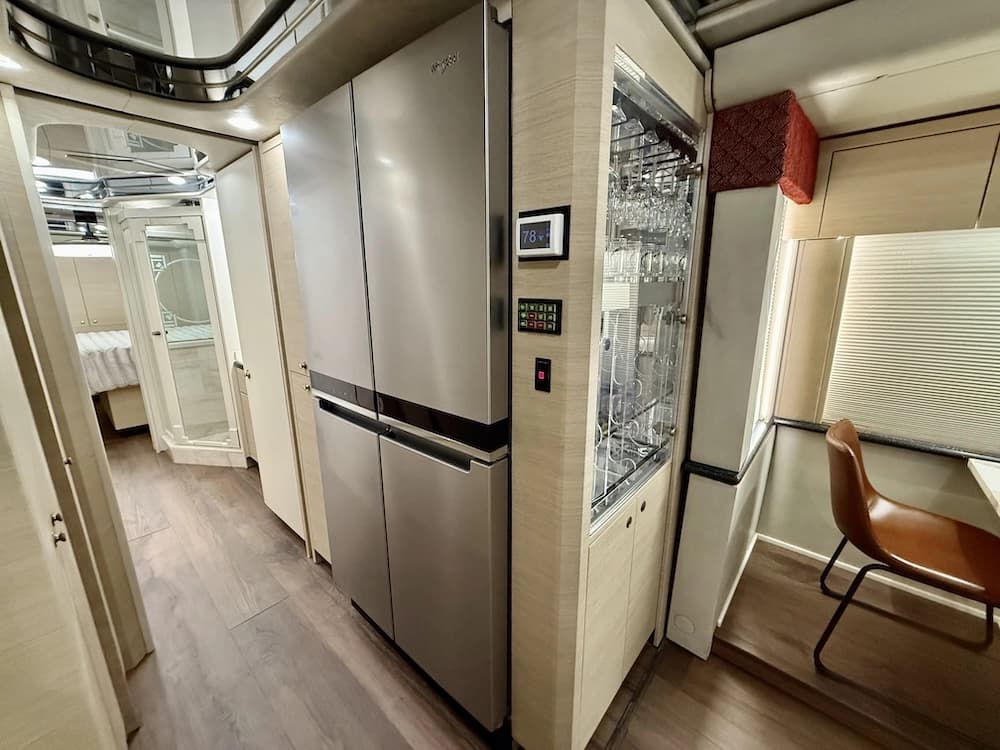 2002 Prevost Featherlite H3-45 Motorcoach - Image 32
