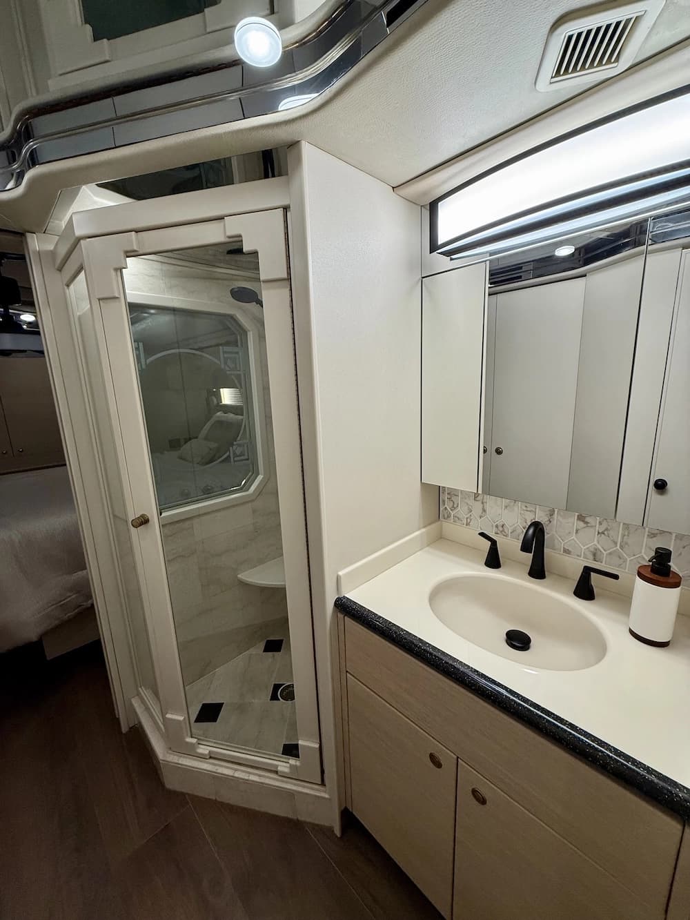 2002 Prevost Featherlite H3-45 Motorcoach - Image 34