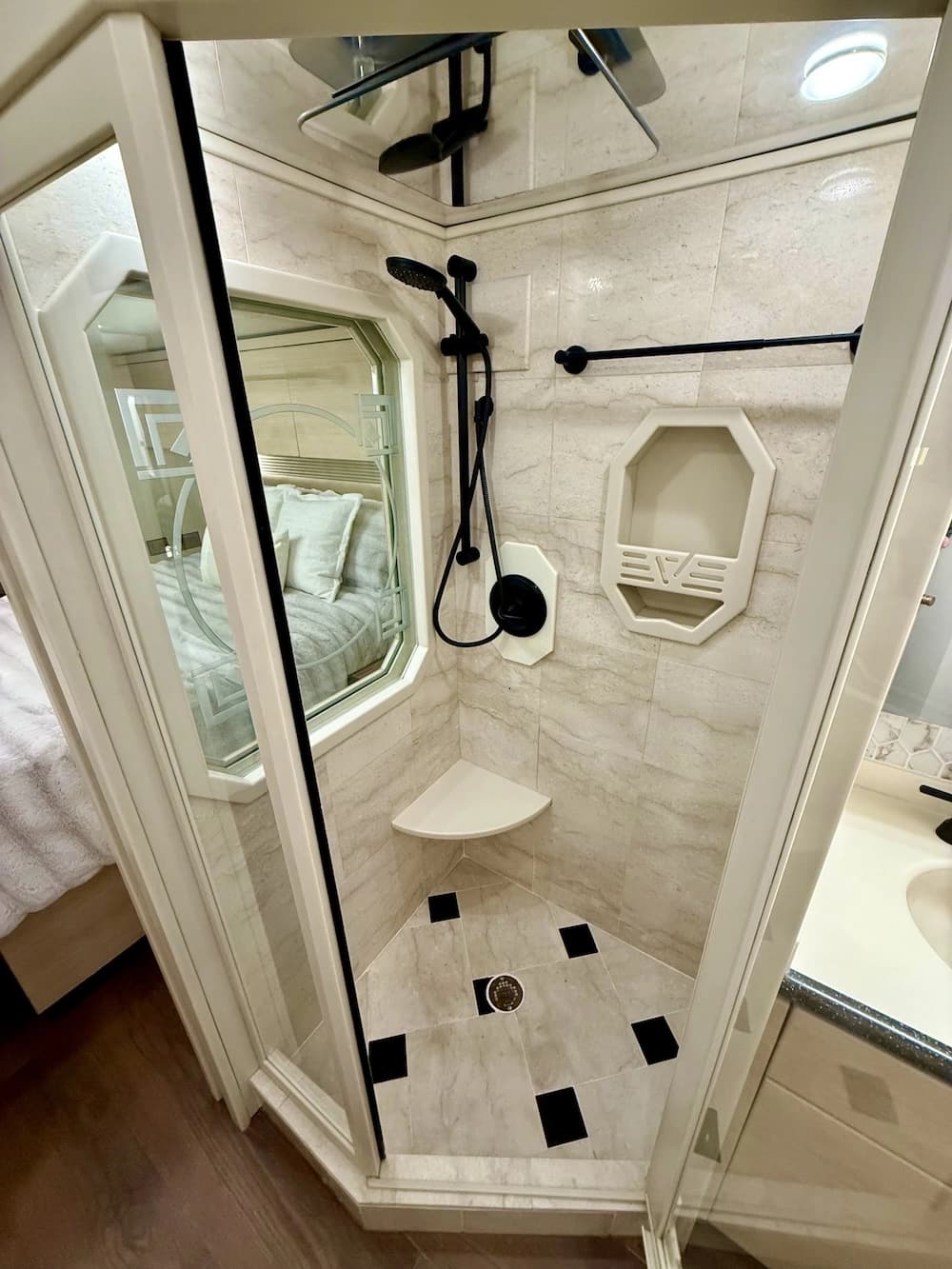 2002 Prevost Featherlite H3-45 Motorcoach - Image 35