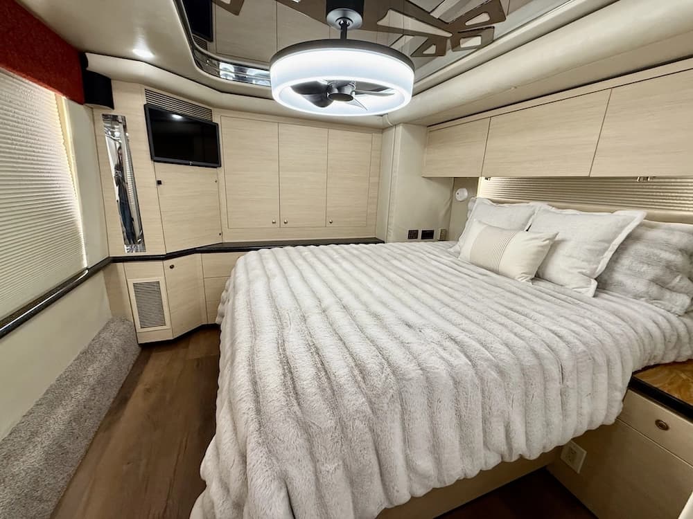 2002 Prevost Featherlite H3-45 Motorcoach - Image 37