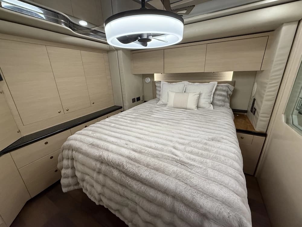 2002 Prevost Featherlite H3-45 Motorcoach - Image 38