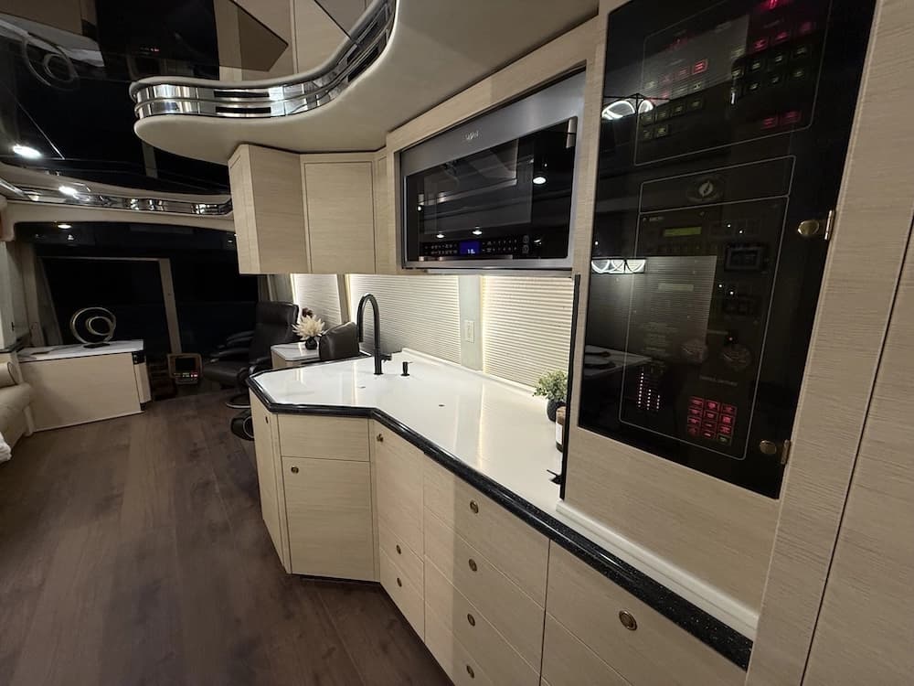 2002 Prevost Featherlite H3-45 Motorcoach - Image 39