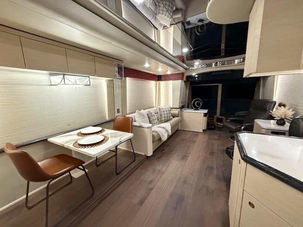 2002 Prevost Featherlite H3-45 Motorcoach - Image 40