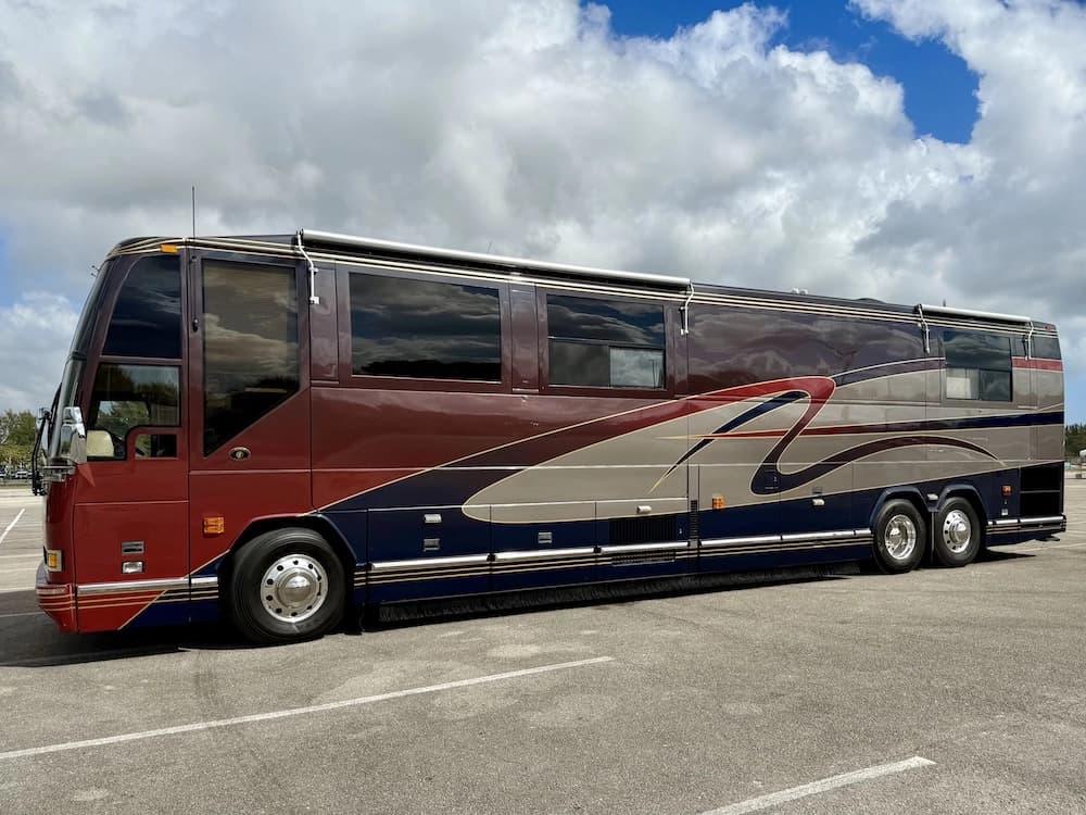 2002 Prevost Featherlite H3-45 Motorcoach - Image 5