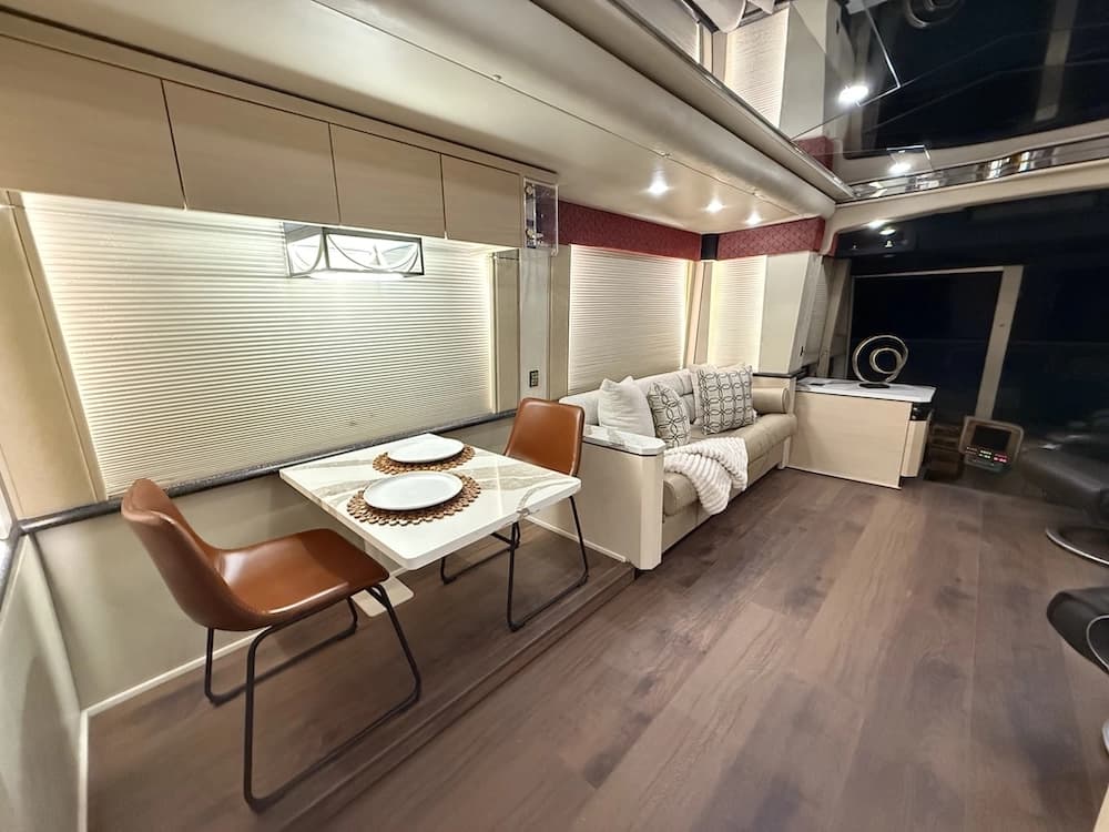 2002 Prevost Featherlite H3-45 Motorcoach - Image 41