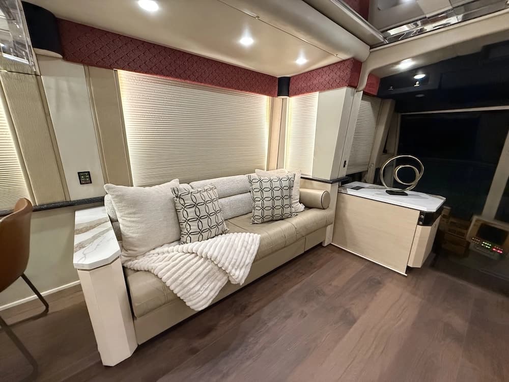 2002 Prevost Featherlite H3-45 Motorcoach - Image 43