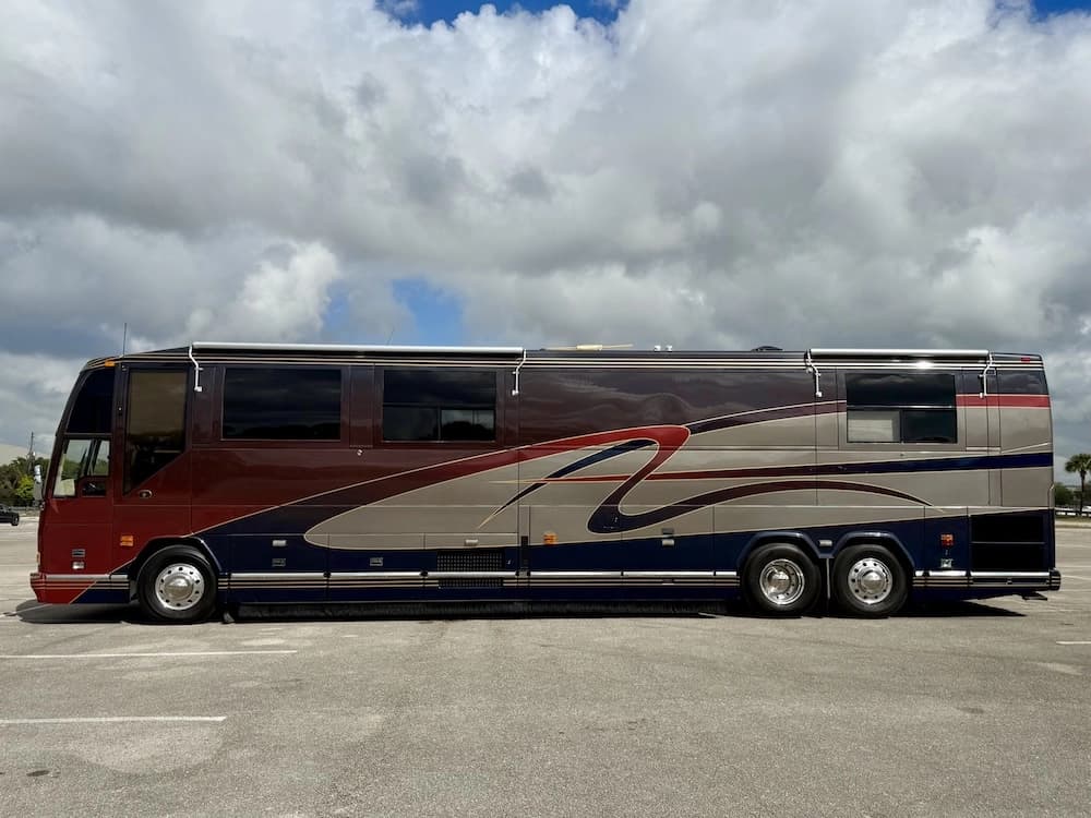 2002 Prevost Featherlite H3-45 Motorcoach - Image 6