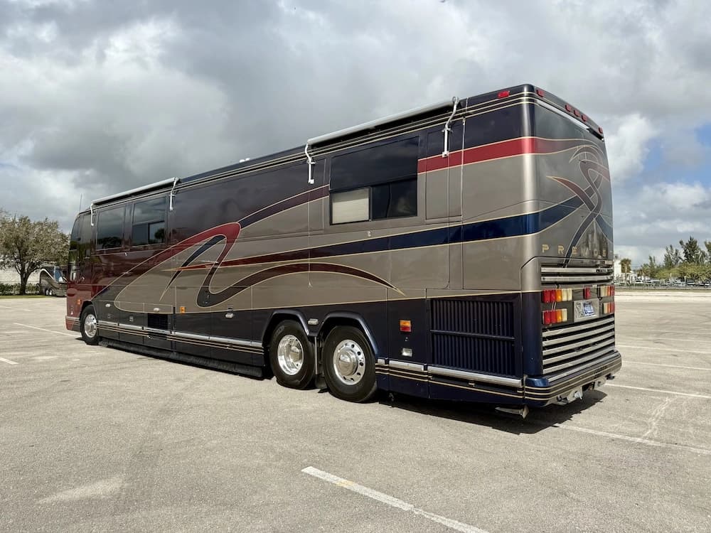 2002 Prevost Featherlite H3-45 Motorcoach - Image 7