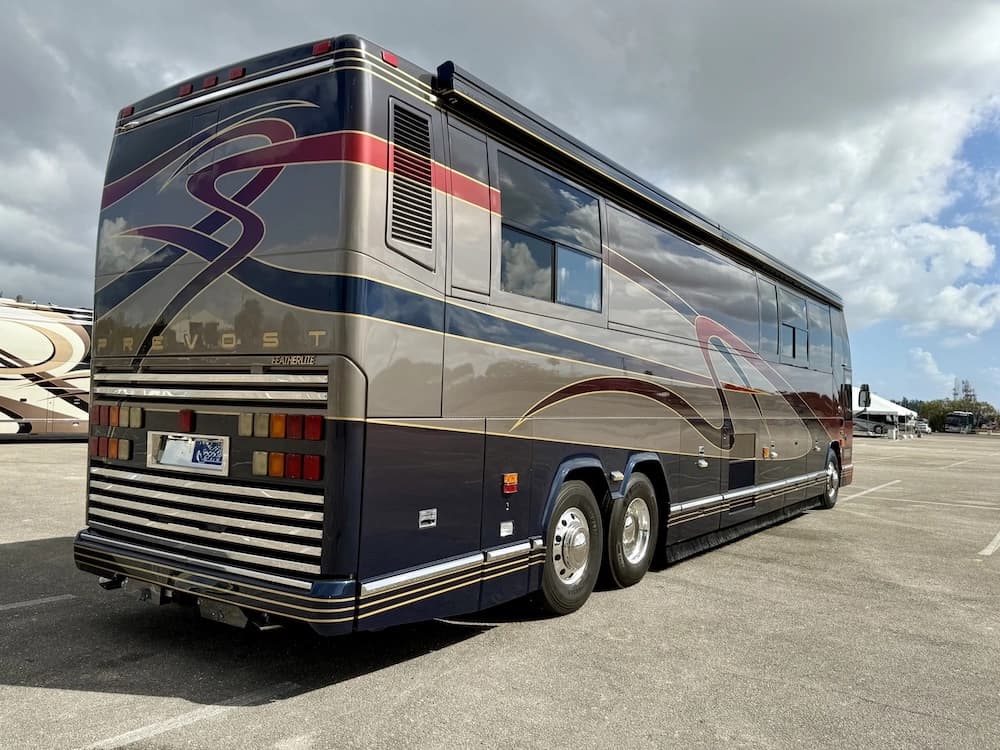 2002 Prevost Featherlite H3-45 Motorcoach - Image 9