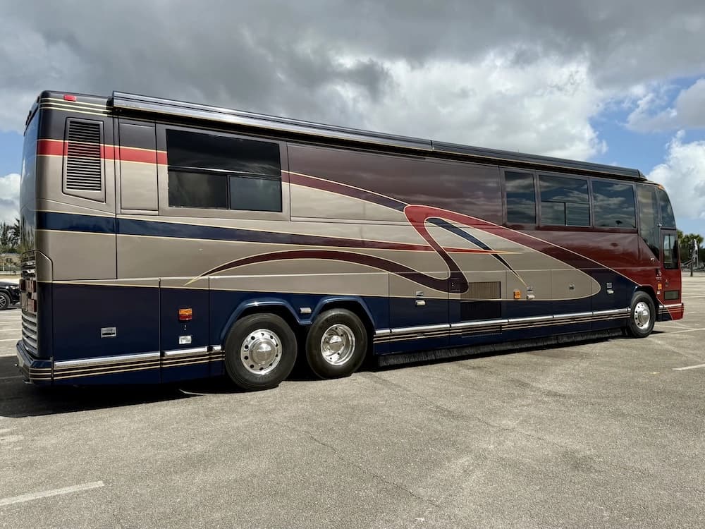 2002 Prevost Featherlite H3-45 Motorcoach - Image 10
