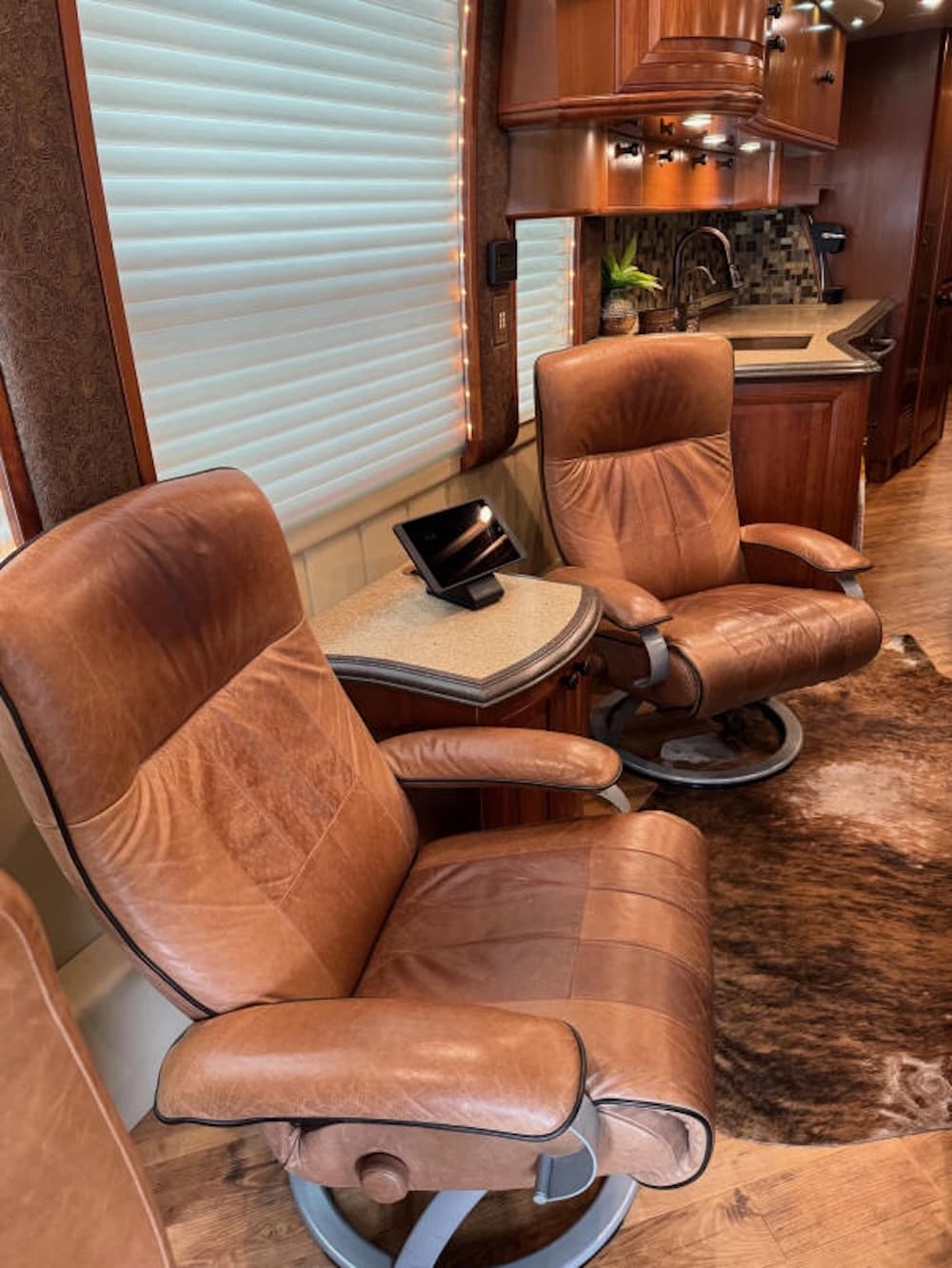 2012 Prevost Liberty Elegant Lady XLII Motorcoach - Image 12