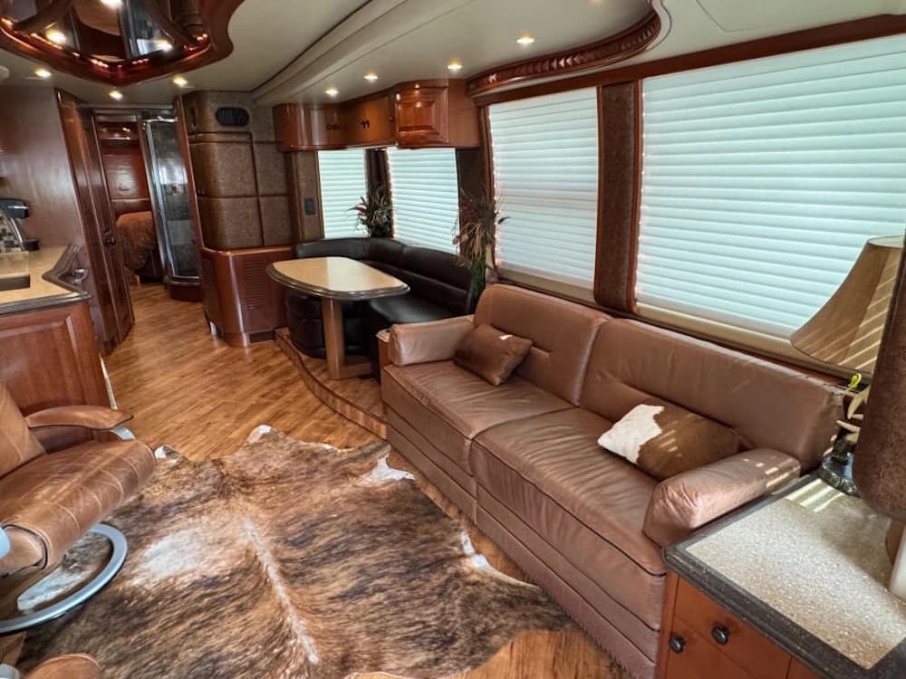 2012 Prevost Liberty Elegant Lady XLII Motorcoach - Image 13