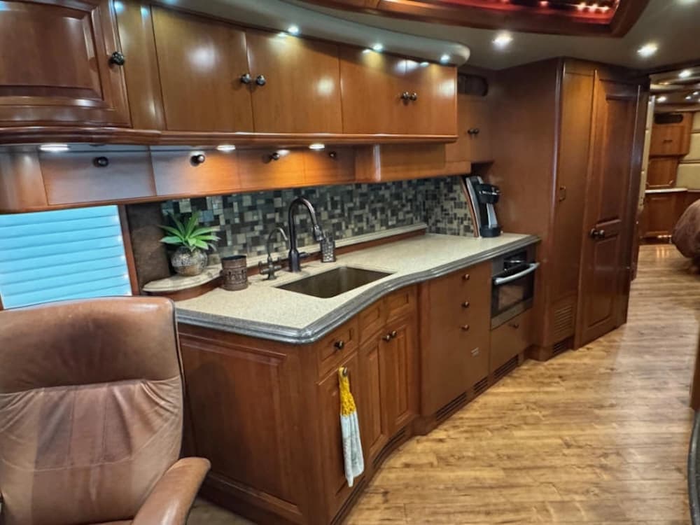 2012 Prevost Liberty Elegant Lady XLII Motorcoach - Image 14