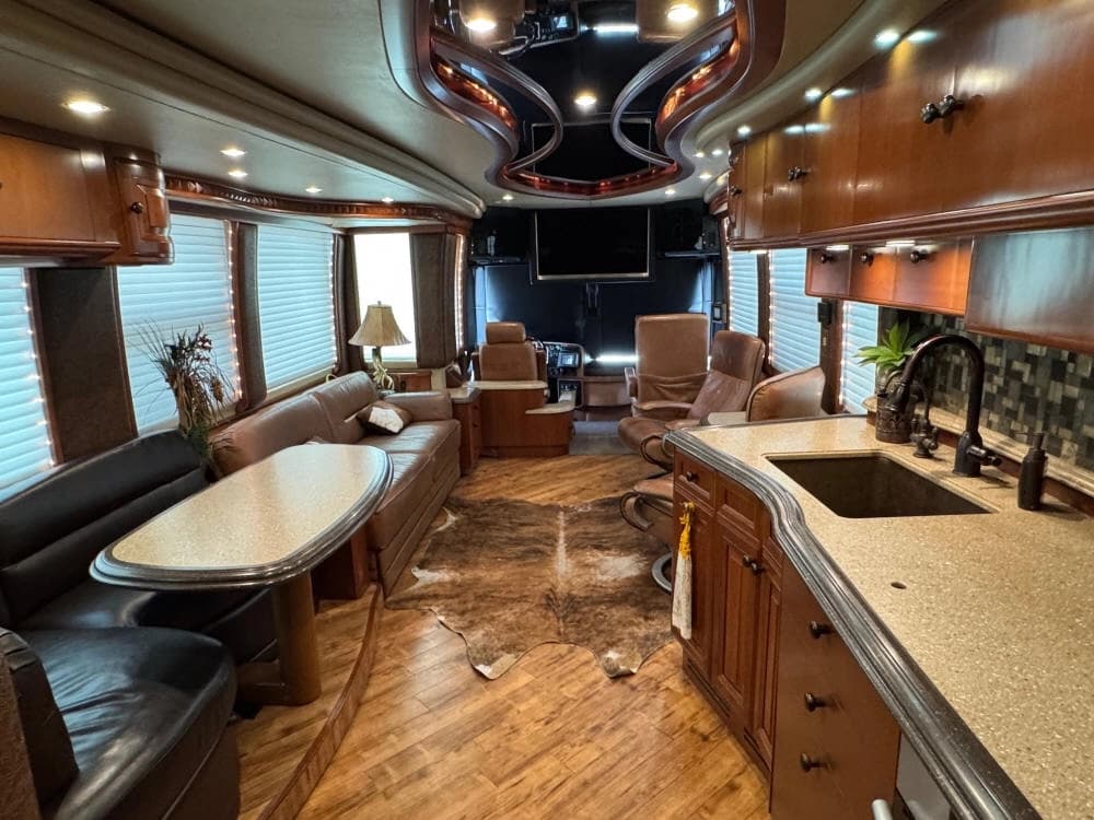 2012 Prevost Liberty Elegant Lady XLII Motorcoach - Image 16