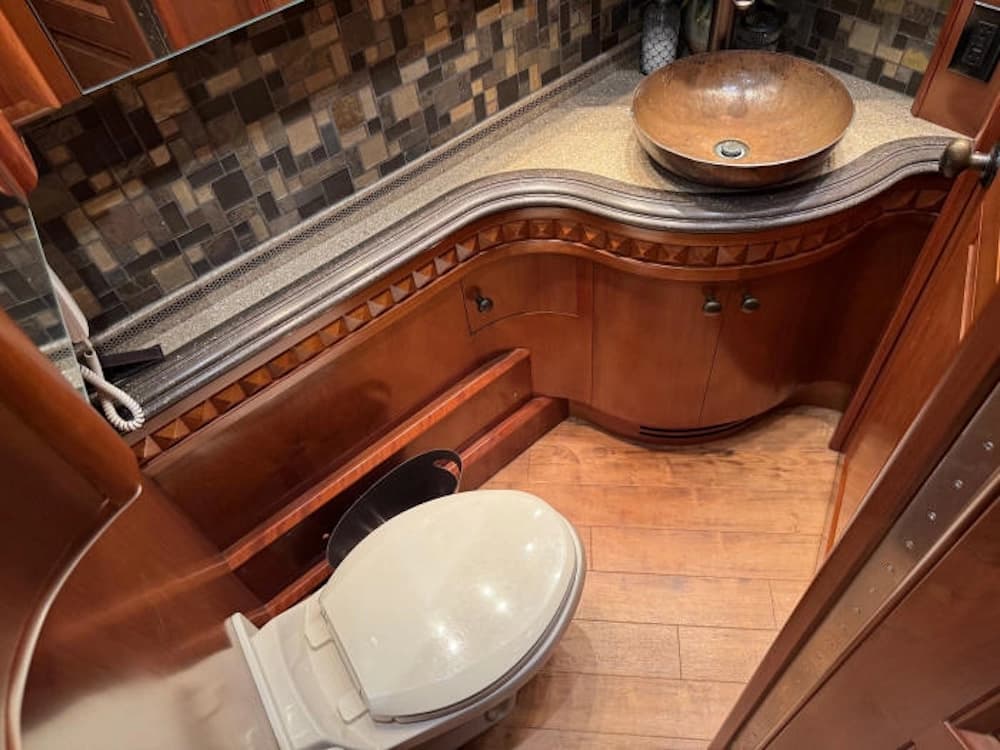 2012 Prevost Liberty Elegant Lady XLII Motorcoach - Image 18