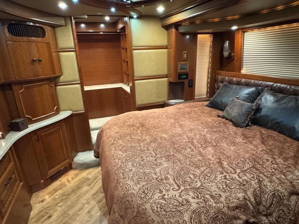 2012 Prevost Liberty Elegant Lady XLII Motorcoach - Image 20