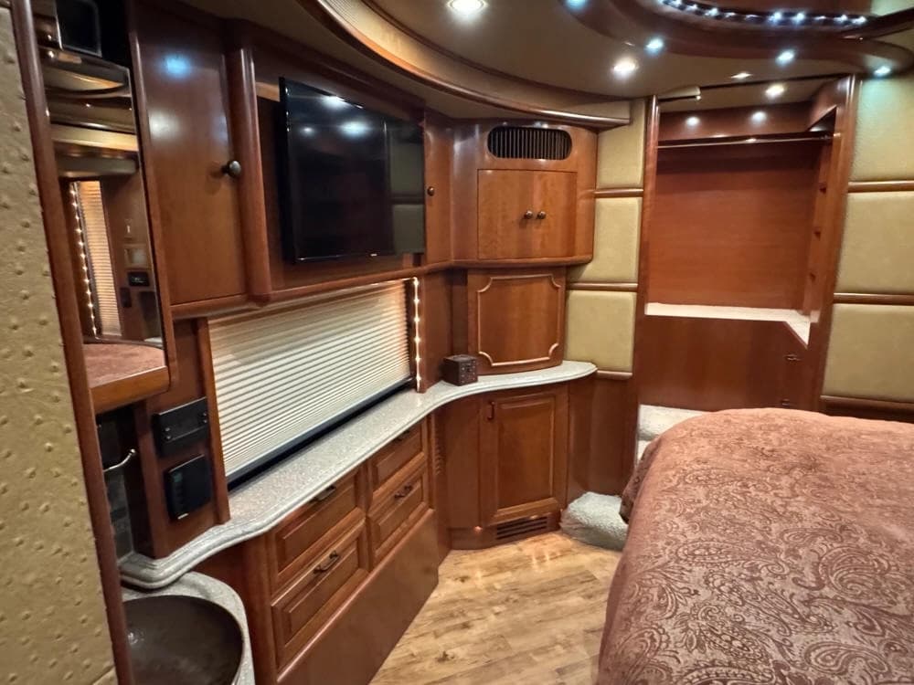 2012 Prevost Liberty Elegant Lady XLII Motorcoach - Image 21