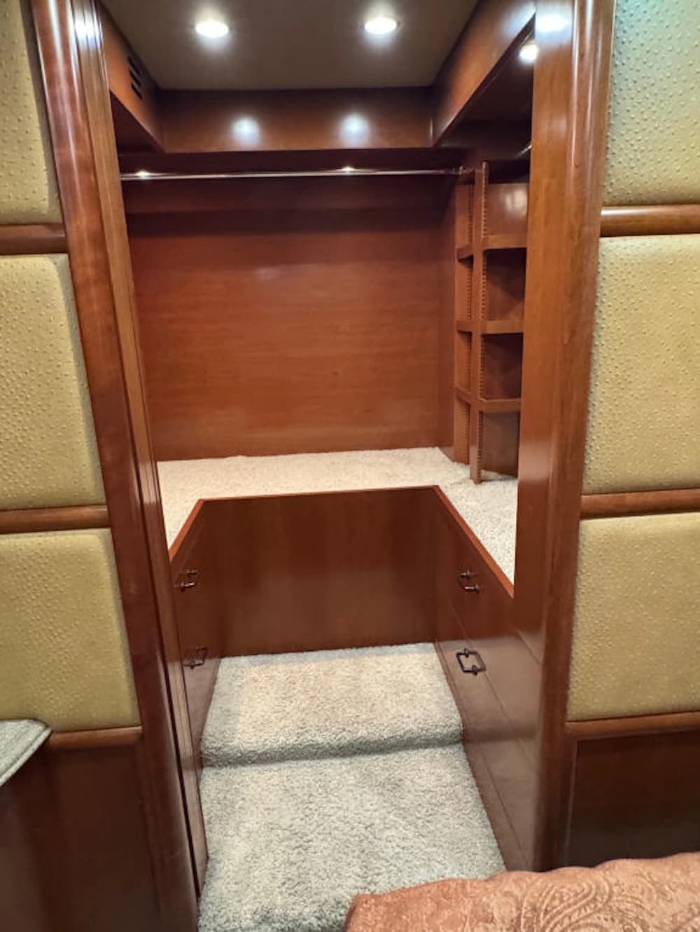 2012 Prevost Liberty Elegant Lady XLII Motorcoach - Image 22