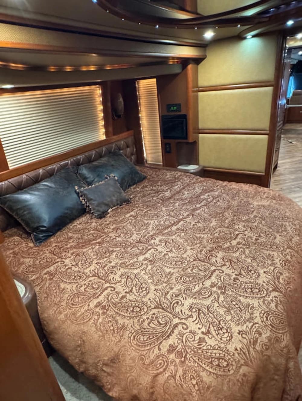 2012 Prevost Liberty Elegant Lady XLII Motorcoach - Image 25