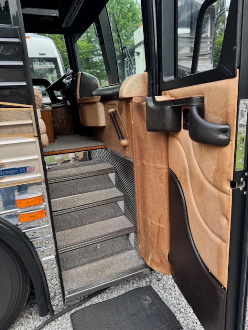 2012 Prevost Liberty Elegant Lady XLII Motorcoach - Image 7