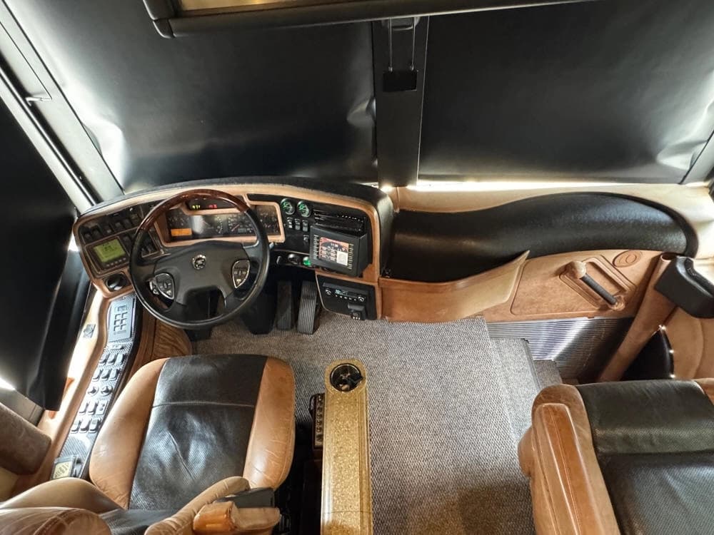2012 Prevost Liberty Elegant Lady XLII Motorcoach - Image 8